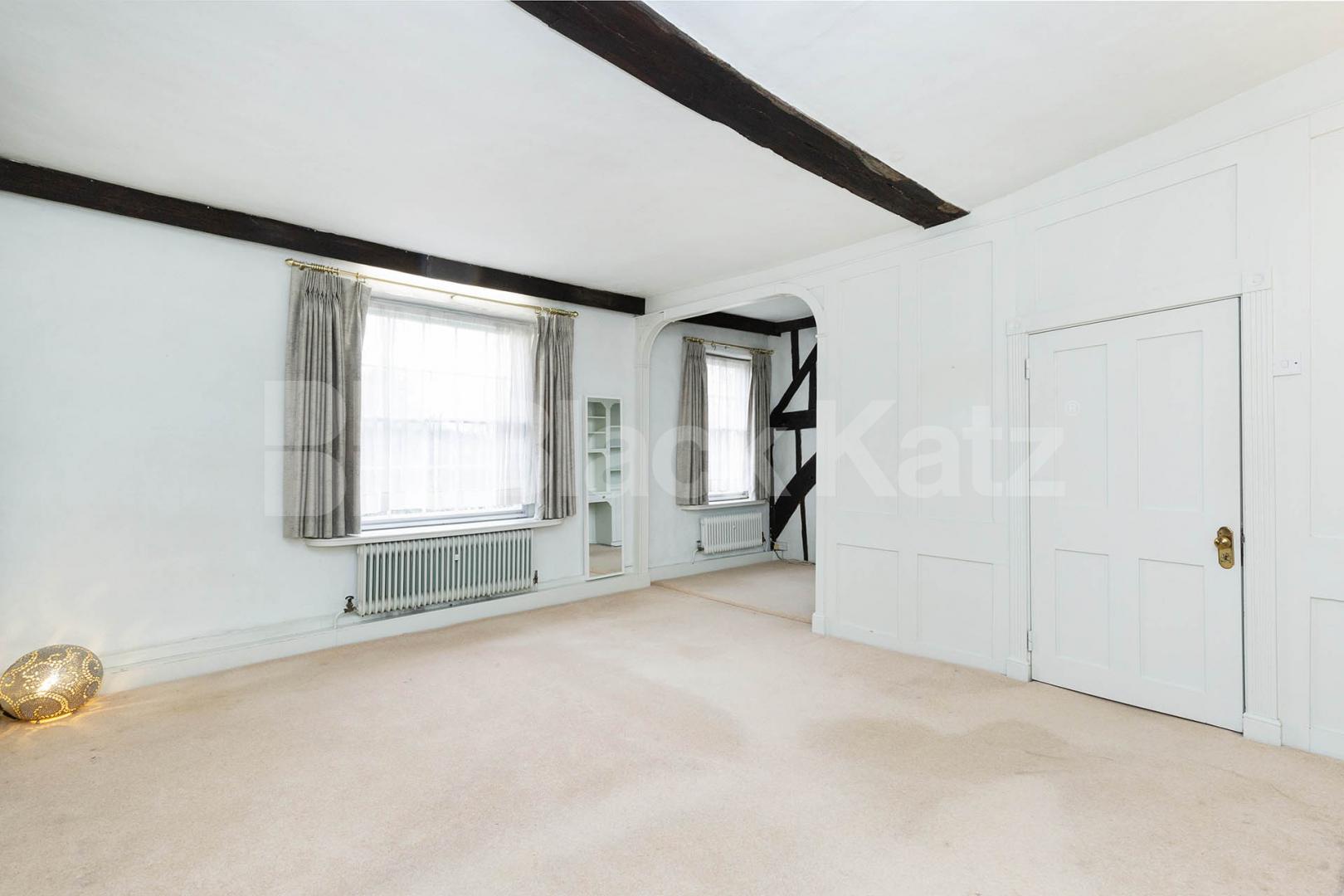 A elegant and historic 16th century detached house on an exclusive street   Totteridge Common, Highwood Hill